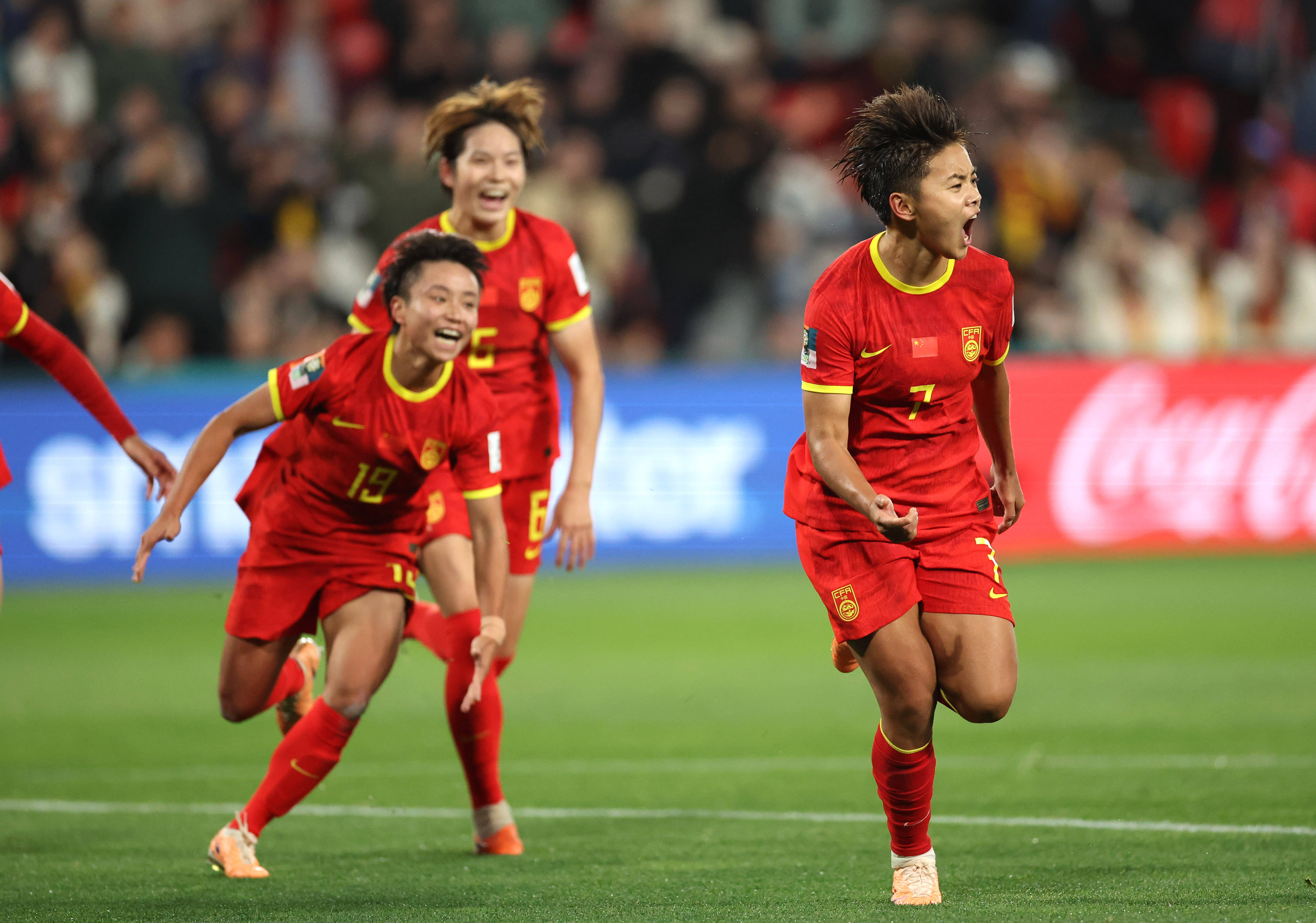 中国女足登顶国际赛事，实力碾压对手在赛场上