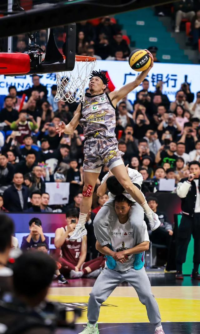 赛场上的惊险一幕，球迷目不转睛的简单介绍