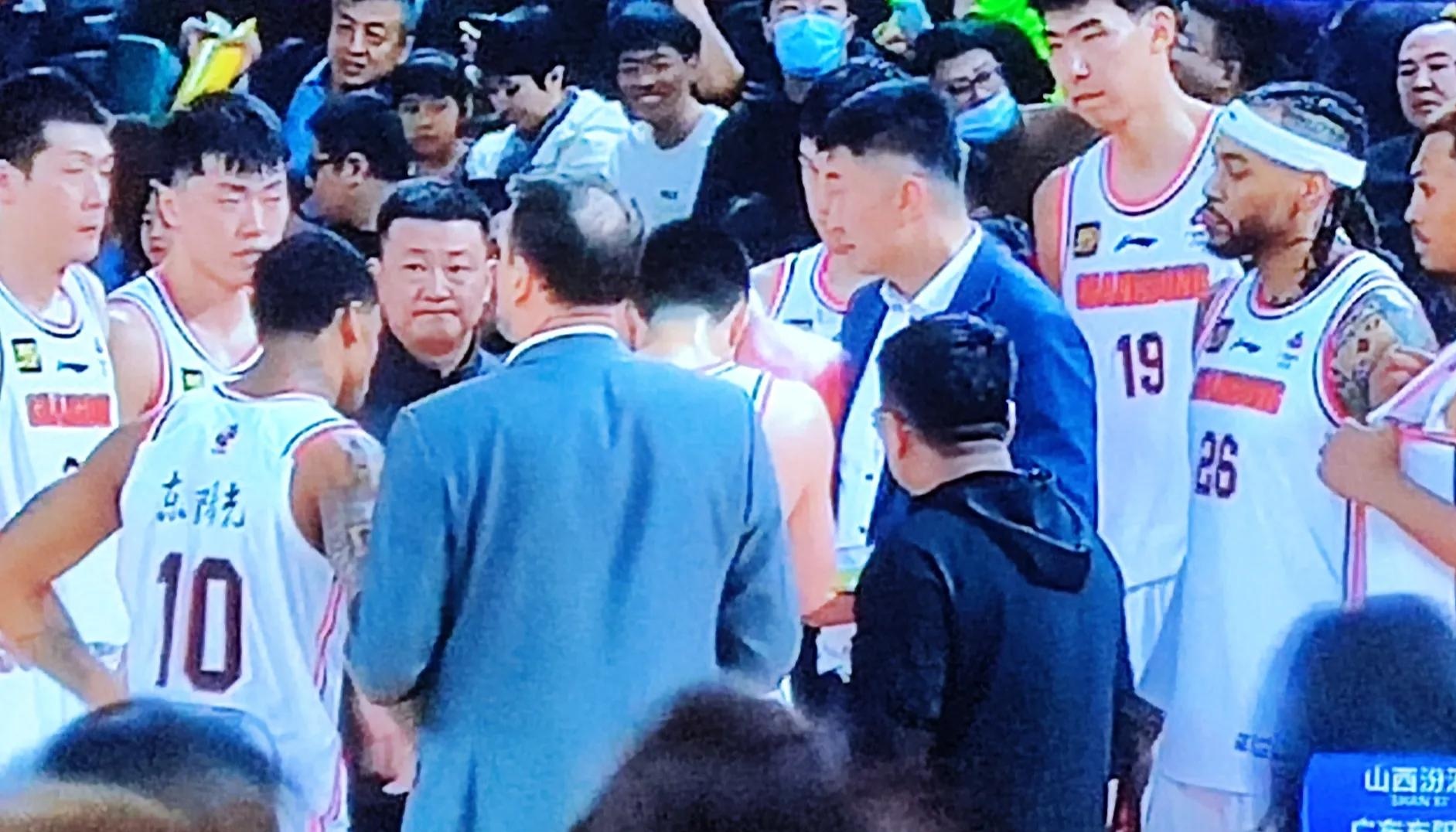 比赛中掀起争议，球迷纷纷发声表达看法